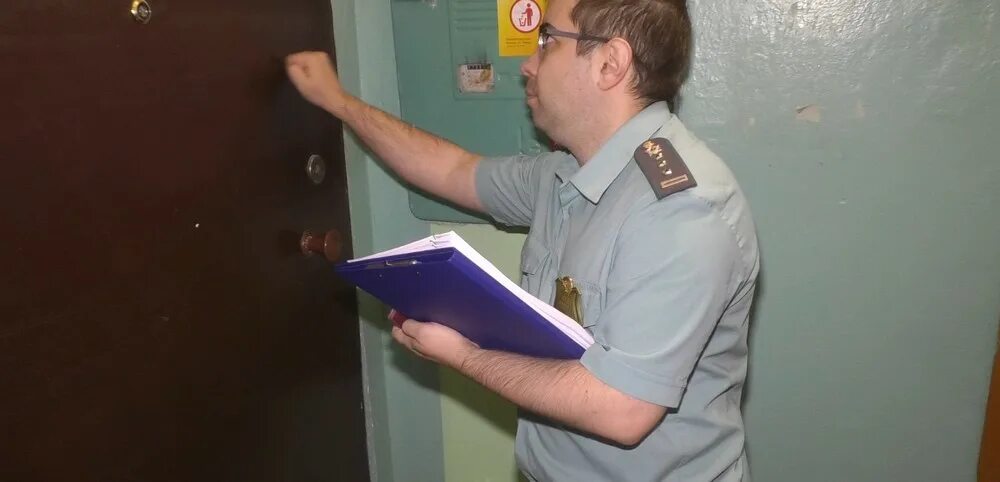 Судебные приставы. Могут ли выселить за долги по коммуналке 2022. Единственное жилье должника. Приставы в квартире. Судебный пристав коммунальная квартира.