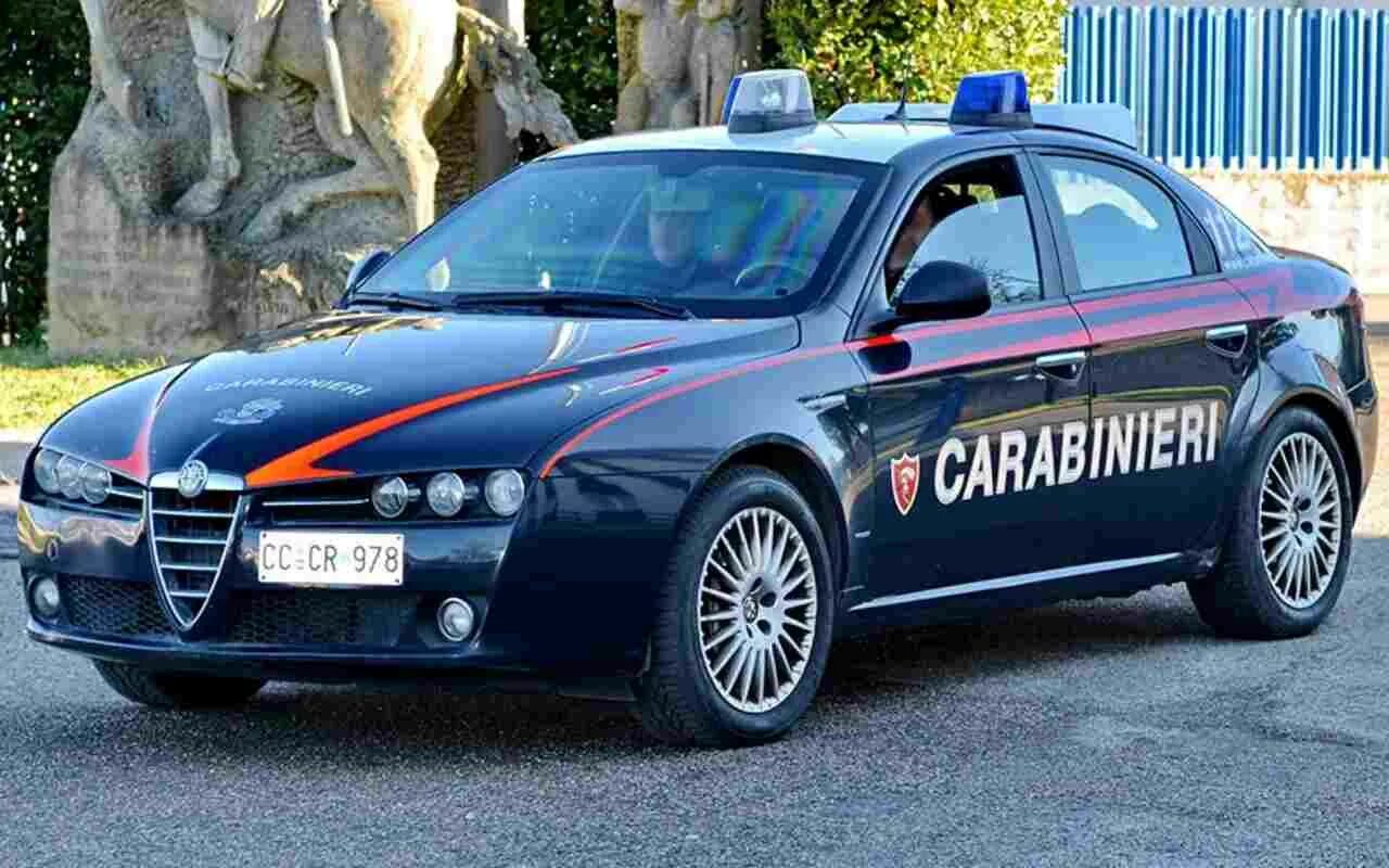 Полицейская машина 7 букв сканворд. Полицейская машина сбоку. Alfa romeo 238 1966 carabinieri. Chevrolet caprice police car. Карабинеры молдовы.