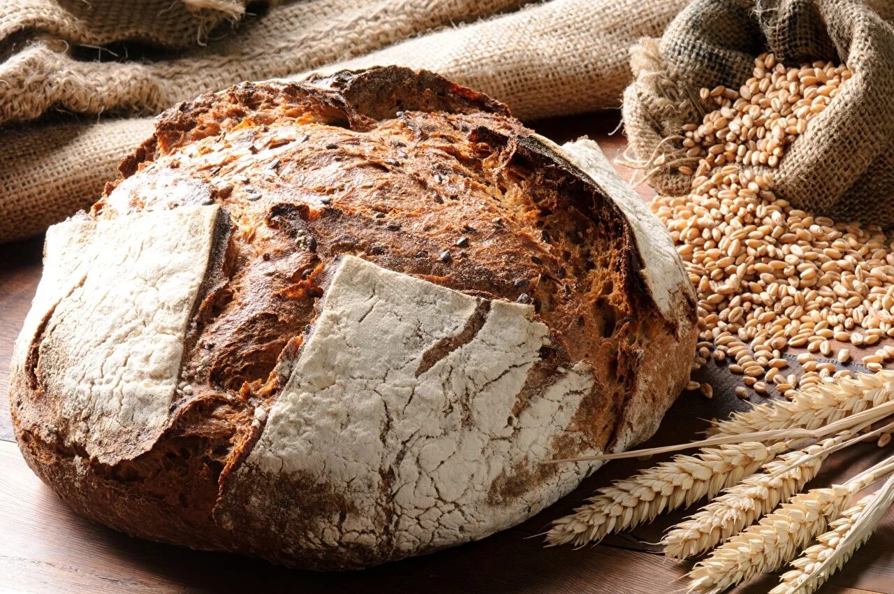 Ржаной цельнозерновой хлеб. Хлеб житный. Продукт из ржаной муки. Хлеб дарницкий ржаной колосок нижневартовск. День хлеба из теста на закваске.