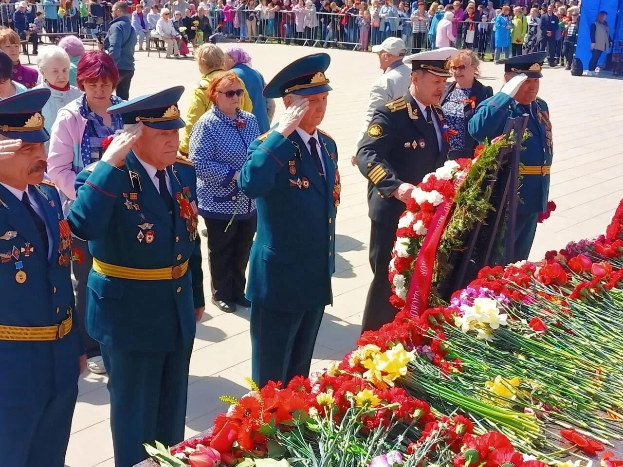 Кингисепп 9 мая 2025 программа. С днем победы памятник журавли. кингисепп 9 мая 2025. журавли на 9 мая. картинки 9 мая 2025.