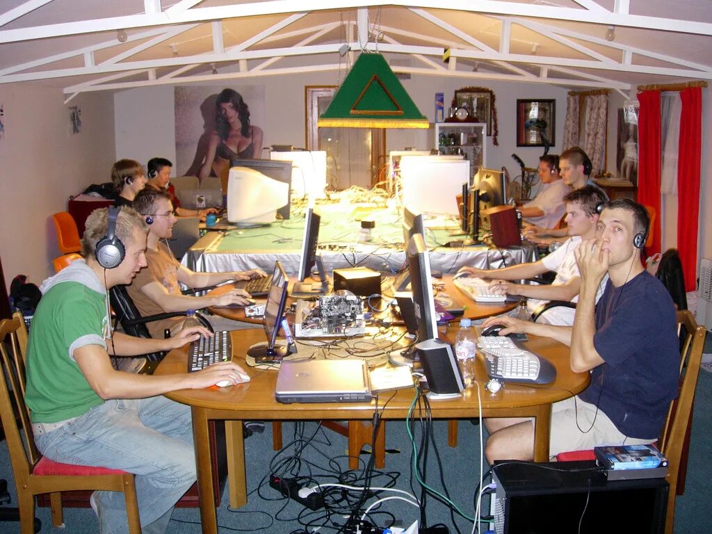 Write party. Lan вечеринка. вечеринка у компьютера. lan party нижний новгород. lan party 2000s.