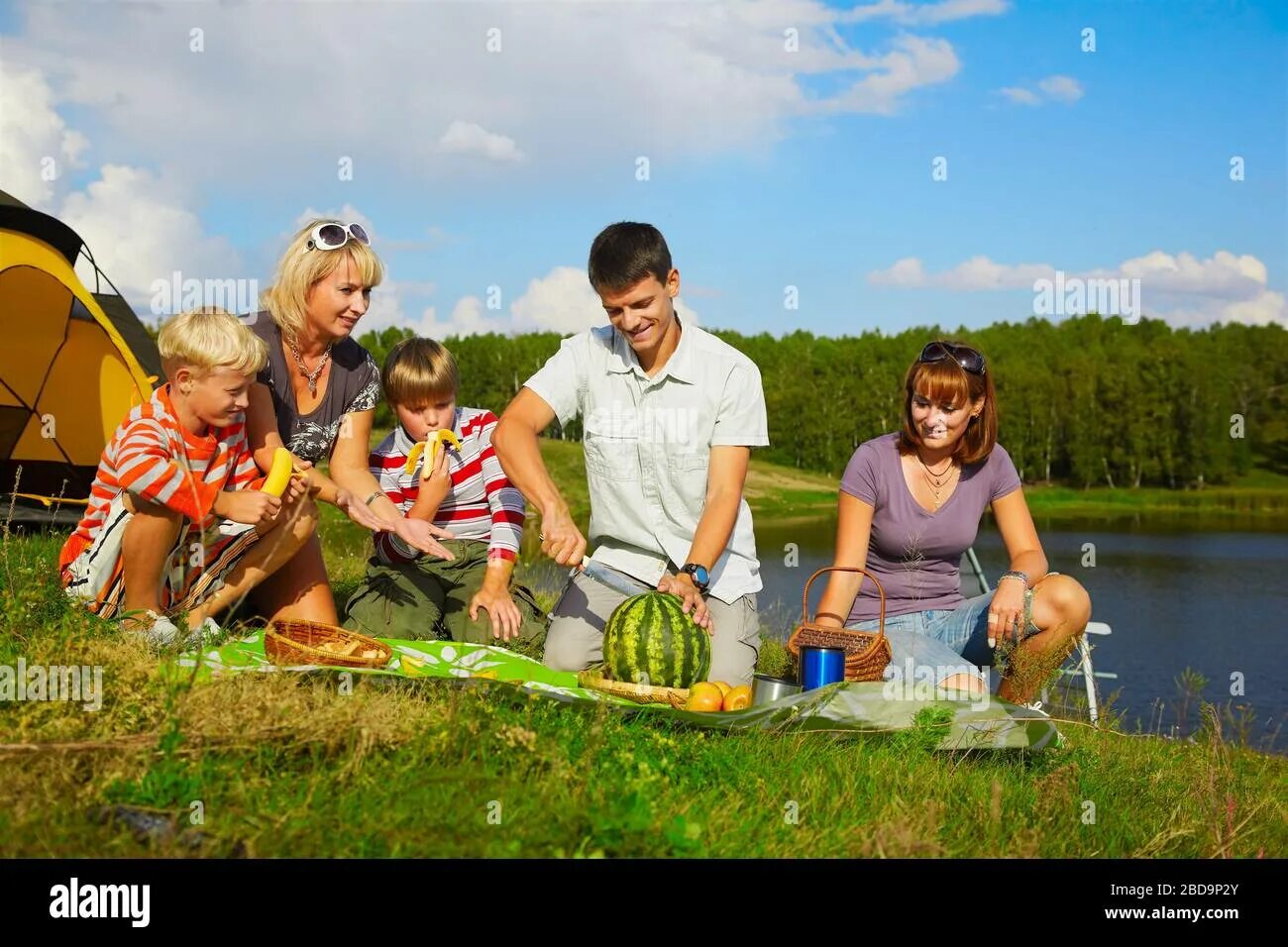 Программа семейный отдых. Пикник с семьей на природе. отдыхаем на природе. люди отдыхают на природе.