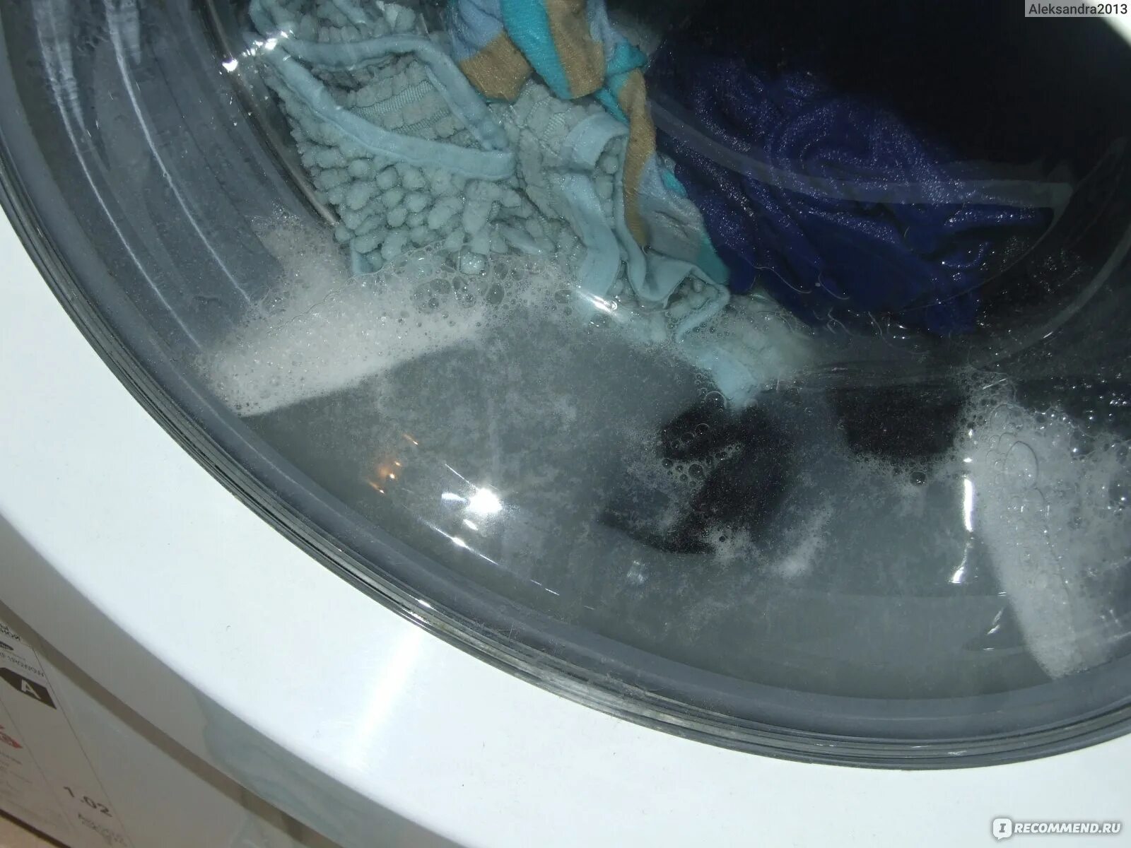 В стиральной машине комки пыли. Вещи пахнут порошком. Слизь в стиральной машине. Переборщил с порошком в стиралке.