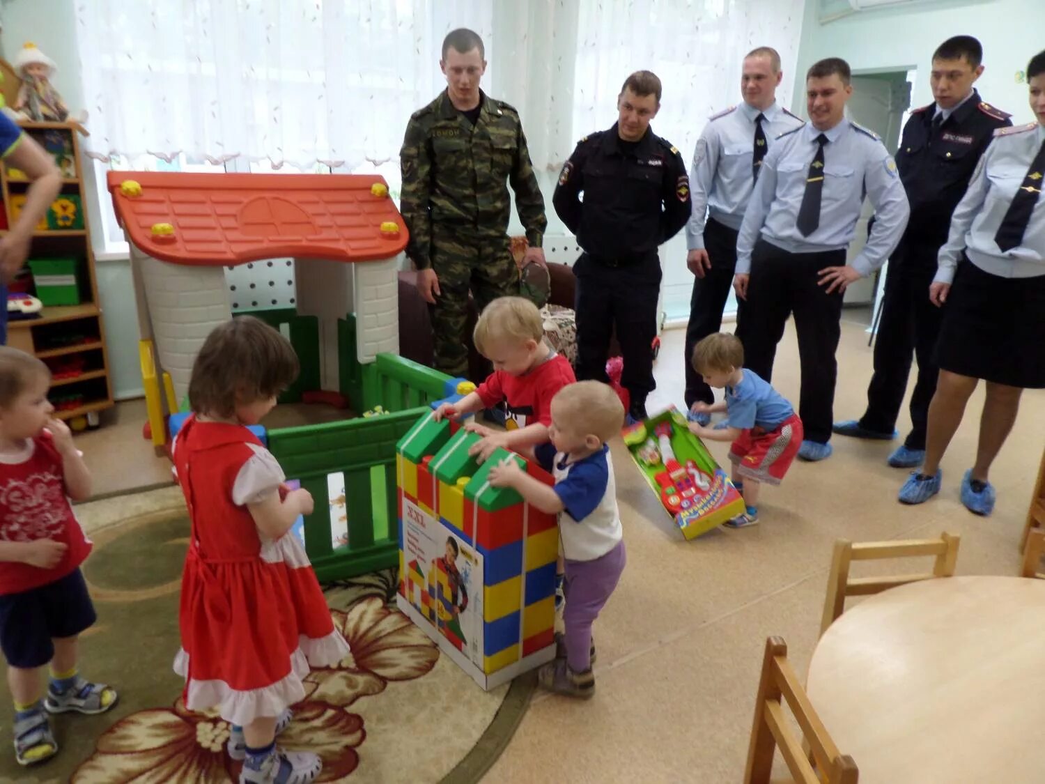 Специализированные дома ребенка. Специализированный детский дом одевают. Дом ребенка специализированный. Дом ребенка специализированный. Сайт специализированного дома ребенка.