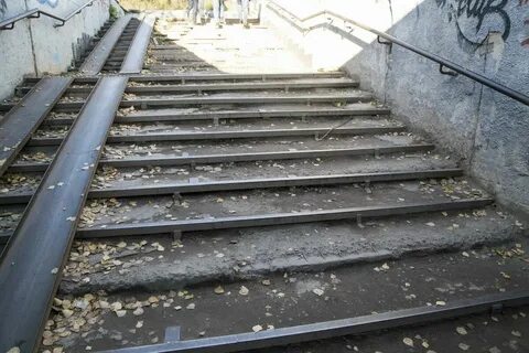 Место где упала девочка в подземный переход