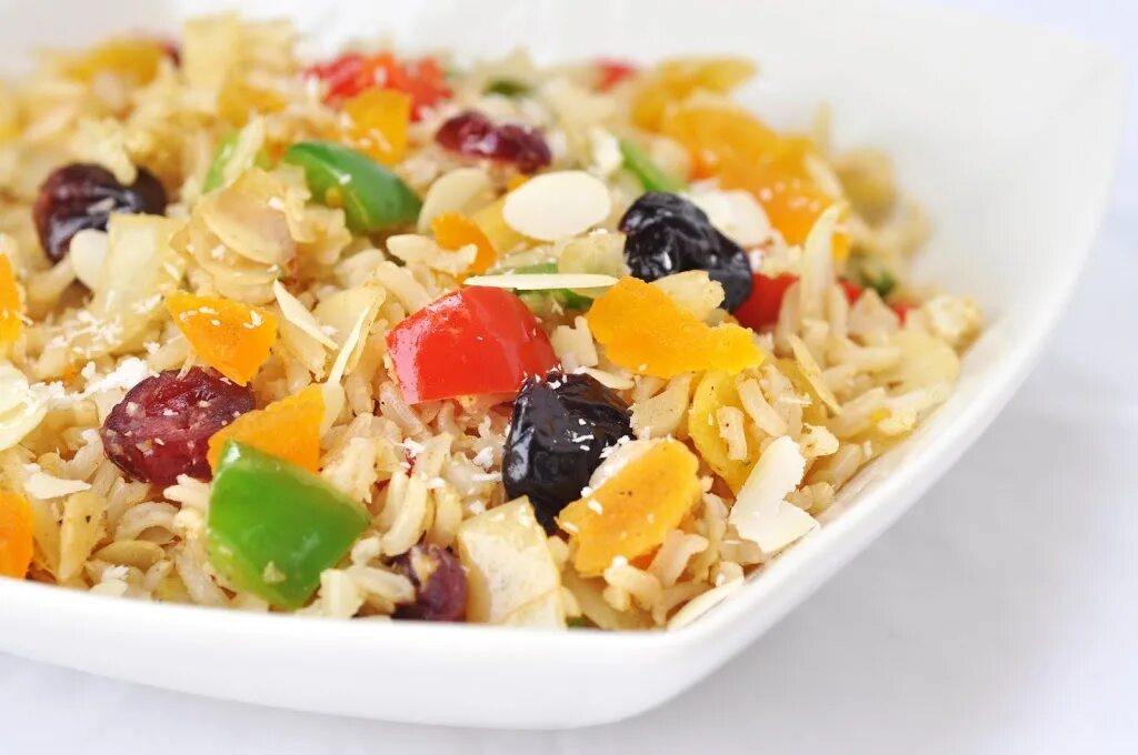 сладкий плов. сладкий рис с изюмом. рис с изюмом. сладкий рис с изюмом кабардинский. рис на кокосовом молоке с кокосовой стружкой.