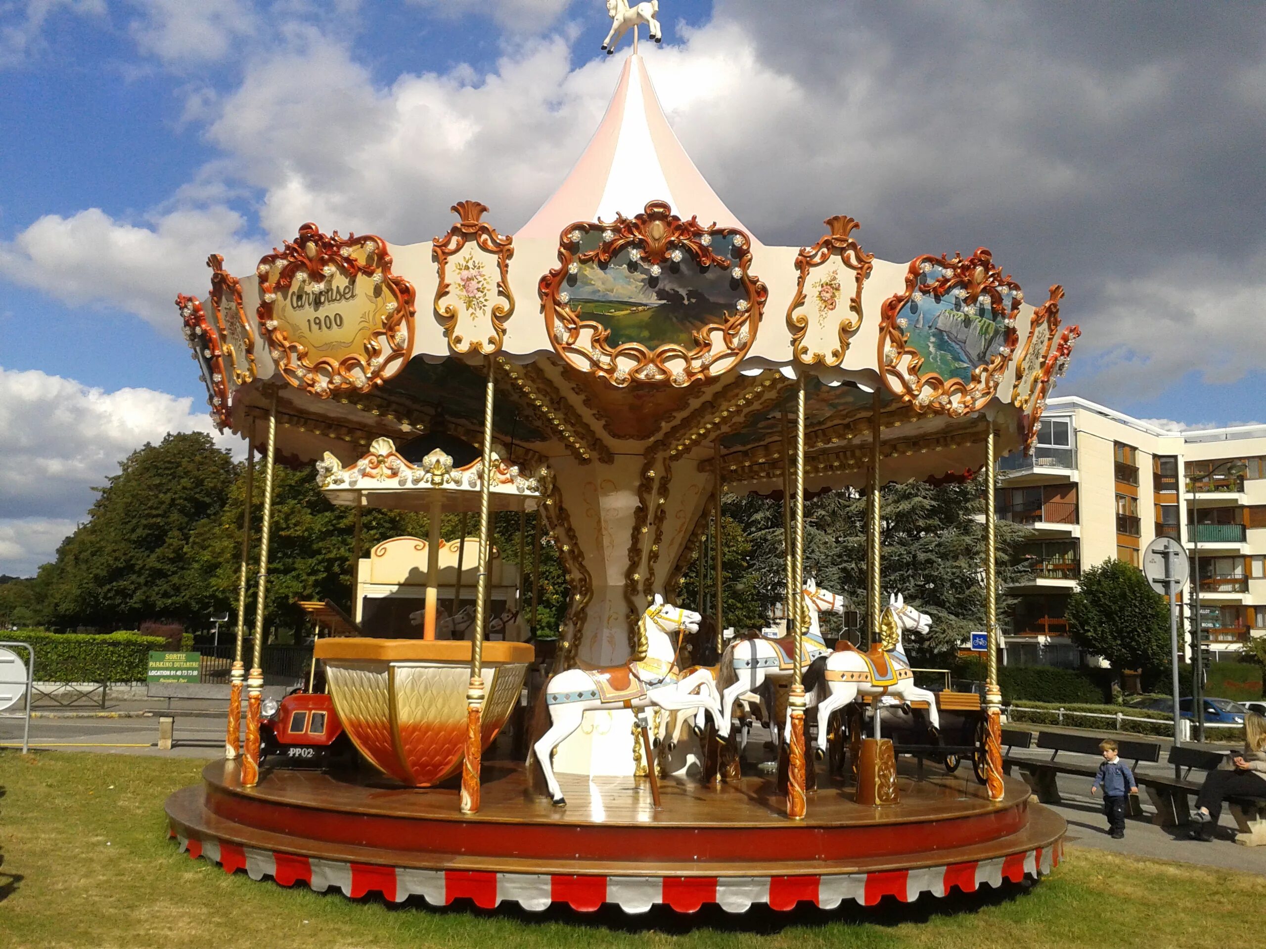 Карусель лошадки во Франции. Карусель King Arthur Carousel.. Карусель Малибу. Карусель Горсад лошади.