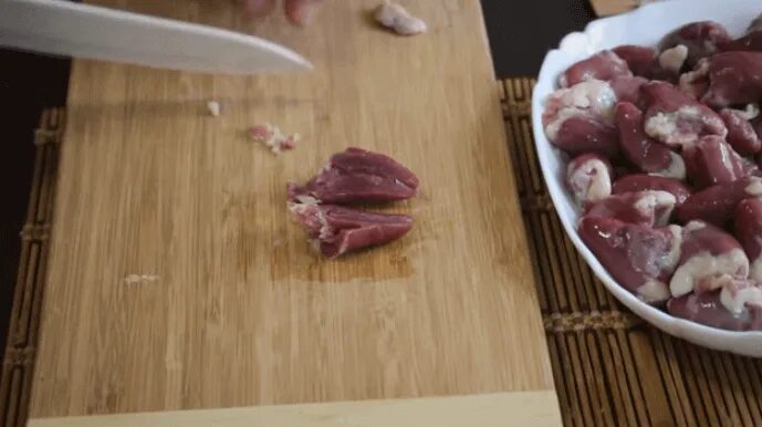 Сколько по времени готовятся куриные сердечки. Куриные сердечки в винном соусе. испорченные куриные сердечки. куриные сердечки надо резать или. можно ли сварить куриные сердечки до мягкости.