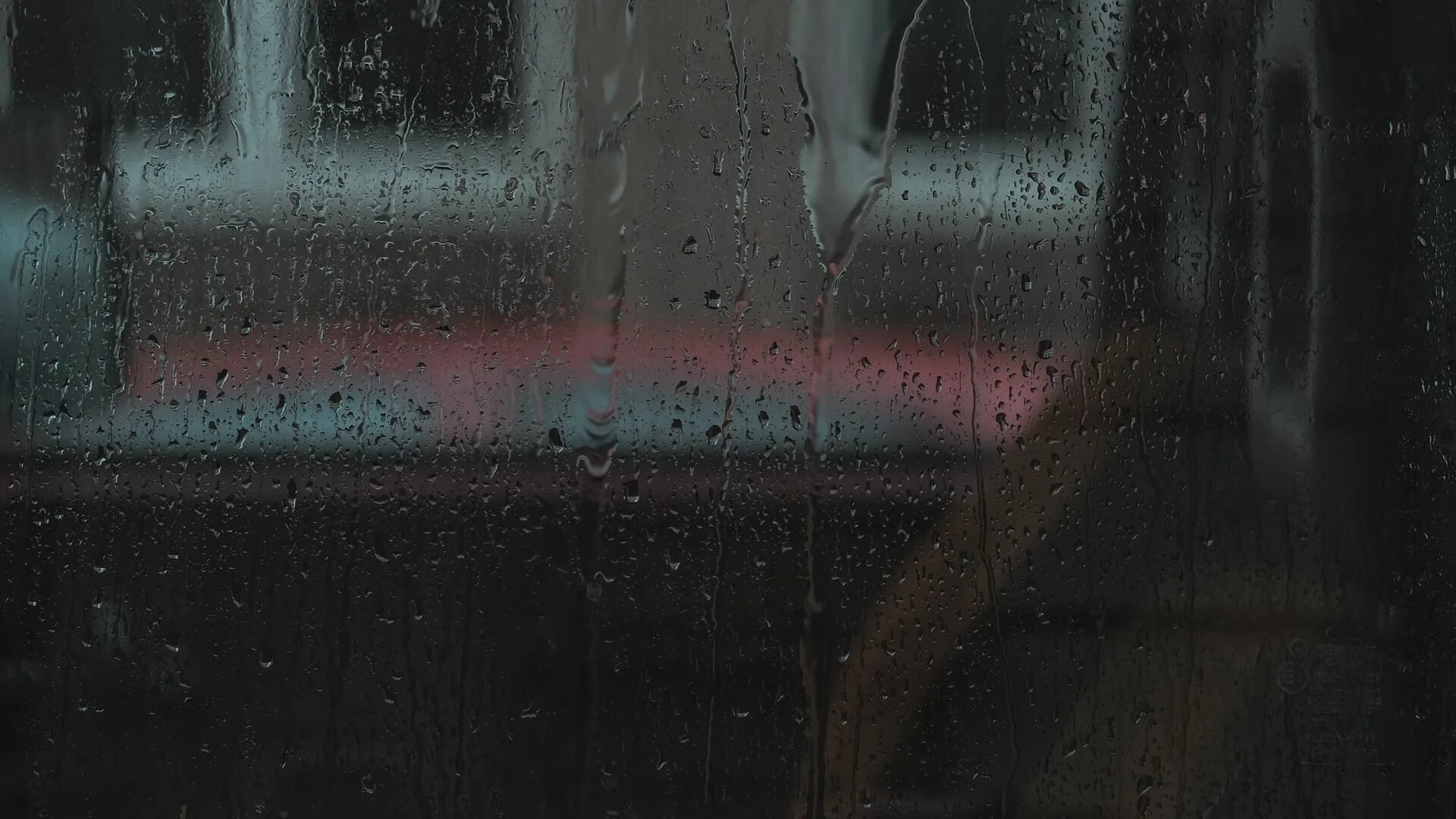 В темных каплях дождя. Дождь за окном. Капли дождя на окне. Дождь в окне. Дождливый фон.