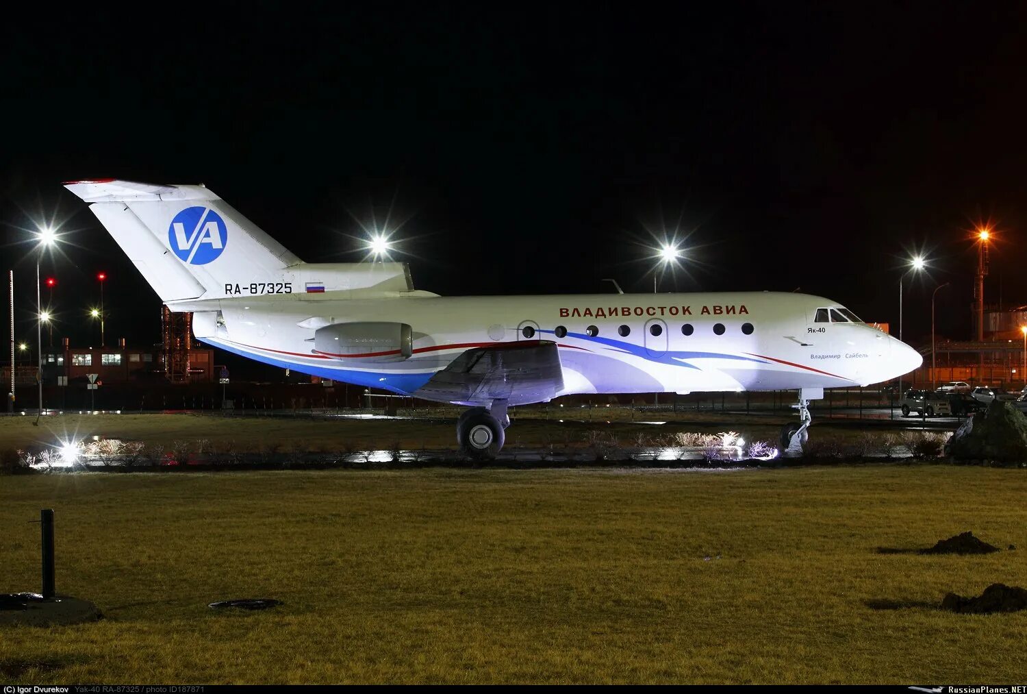 Самолет новокузнецк. Ra-87325. Як 40 ra-88159. Владивосток авиа як-40.
