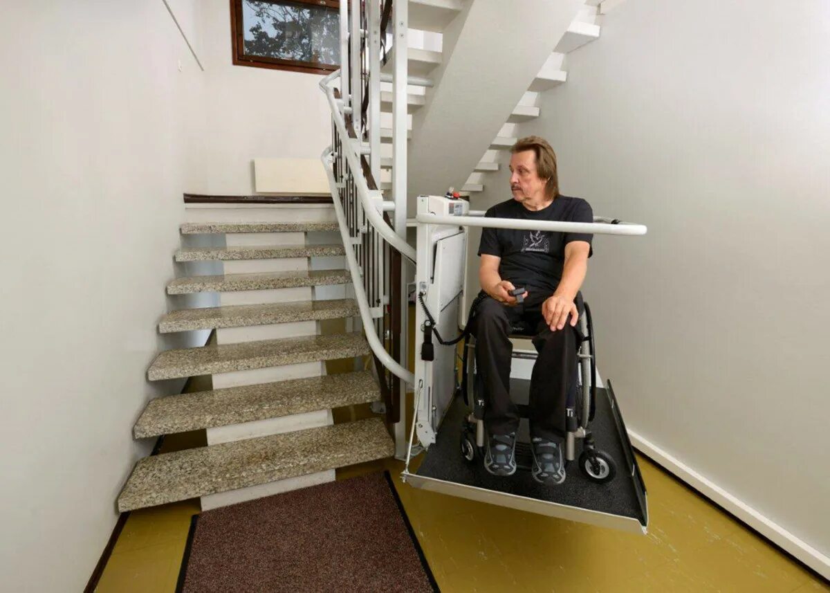 Выезд инвалида. БК А 110 подъемник для инвалидов. ИНВАПРОМ а300 подъемник для инвалидов. Подъемник для инвалидов Liko. Лифт подъемник для инвалидов колясочников на 2 этаж.