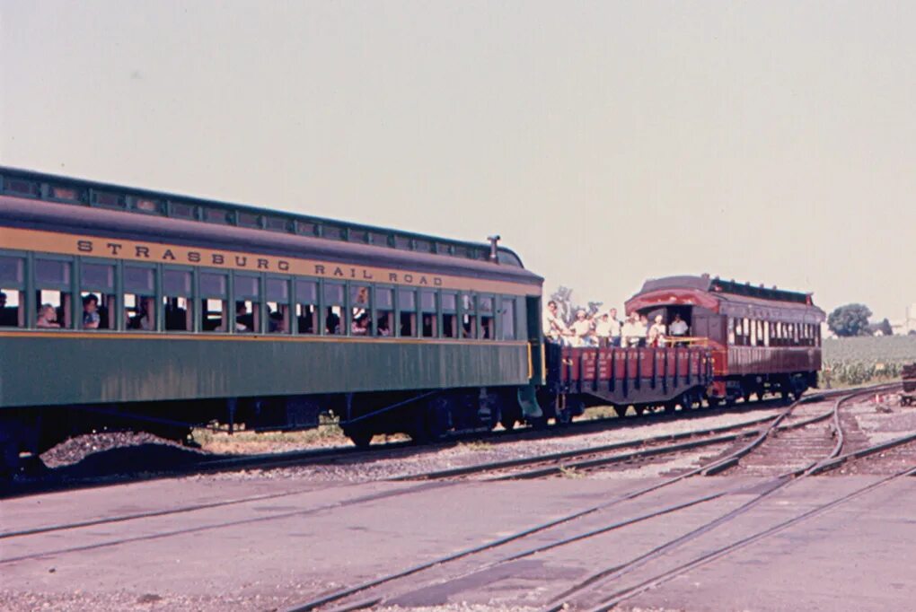 Поезд возрождение. Поезд 1966 года. Советские вагоны. Поезд снаружи. Вагоны поездов снаружи товарный.