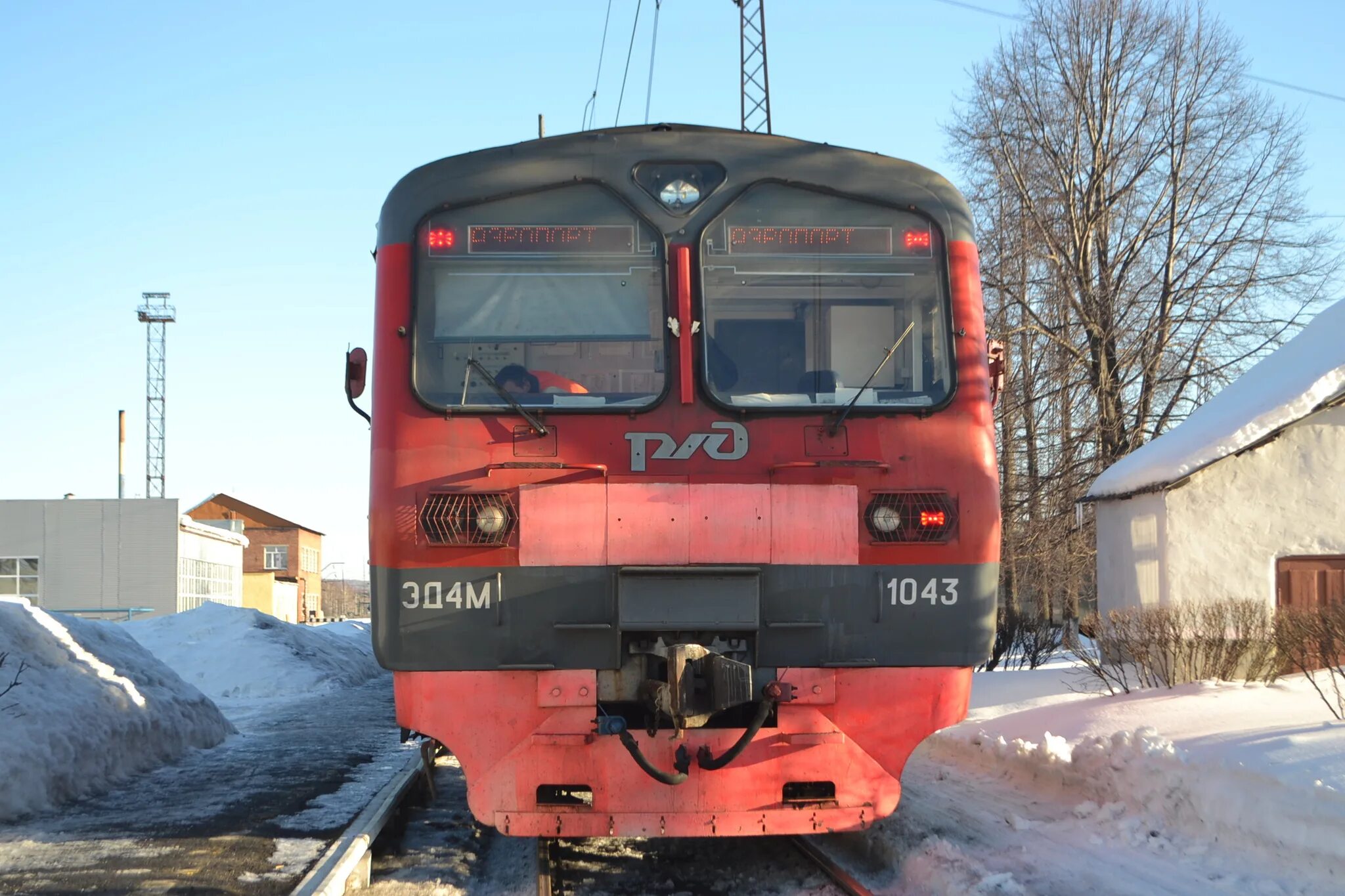 Екатеринбург дружинино поезда. Ер 9 э elektrovoz. Екатеринбург дружинино поезда. Станция ревда. Дружинино свердловская область фото.