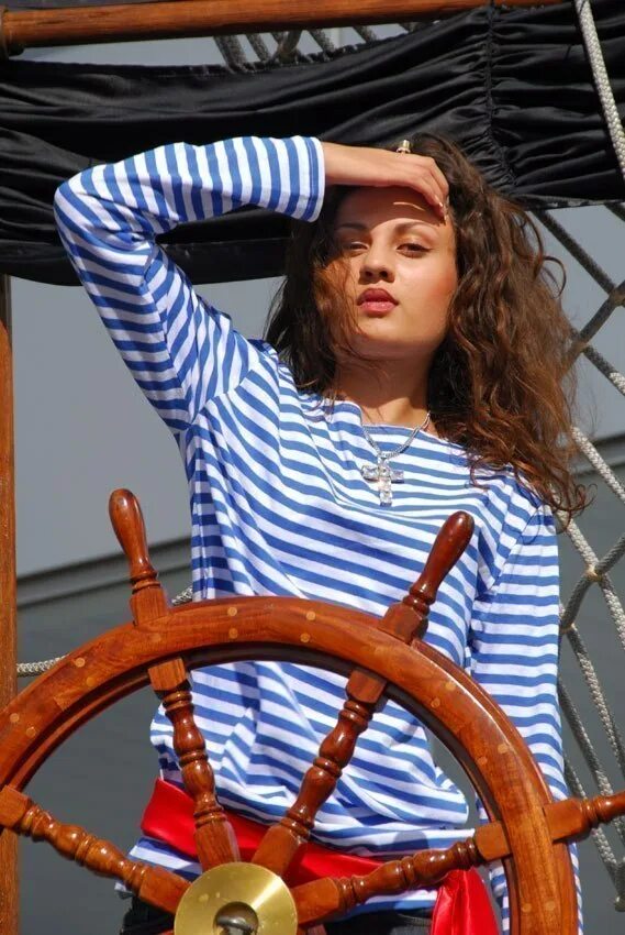 Девушка пароход. Девушка на корабле. Женщина за штурвалом. Фотосессия на корабле. Девушка морячка.