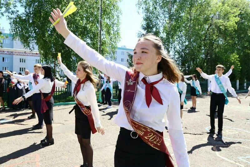 Песня последний звонок прозвенит. Мы выпускники. Мы вами гордимся последний звонок. Шушенское, школа 1, "мы гордимся вами" - отличники.