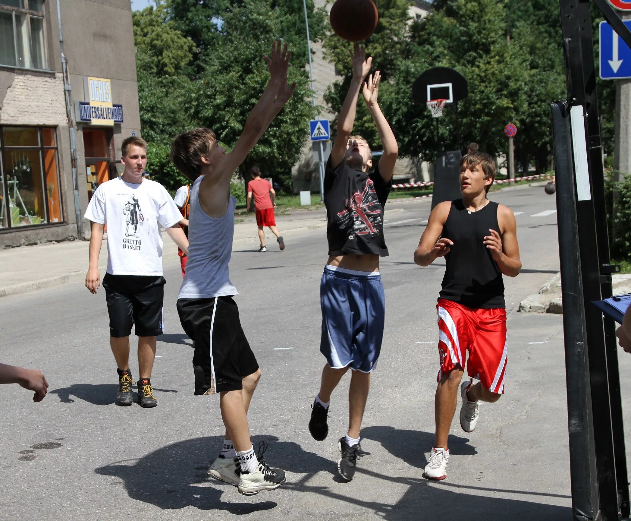 Ghetto sport. стритбол 3 на 3 игра. уличный баскетбол америка. Ghetto sport. гетто куртка.