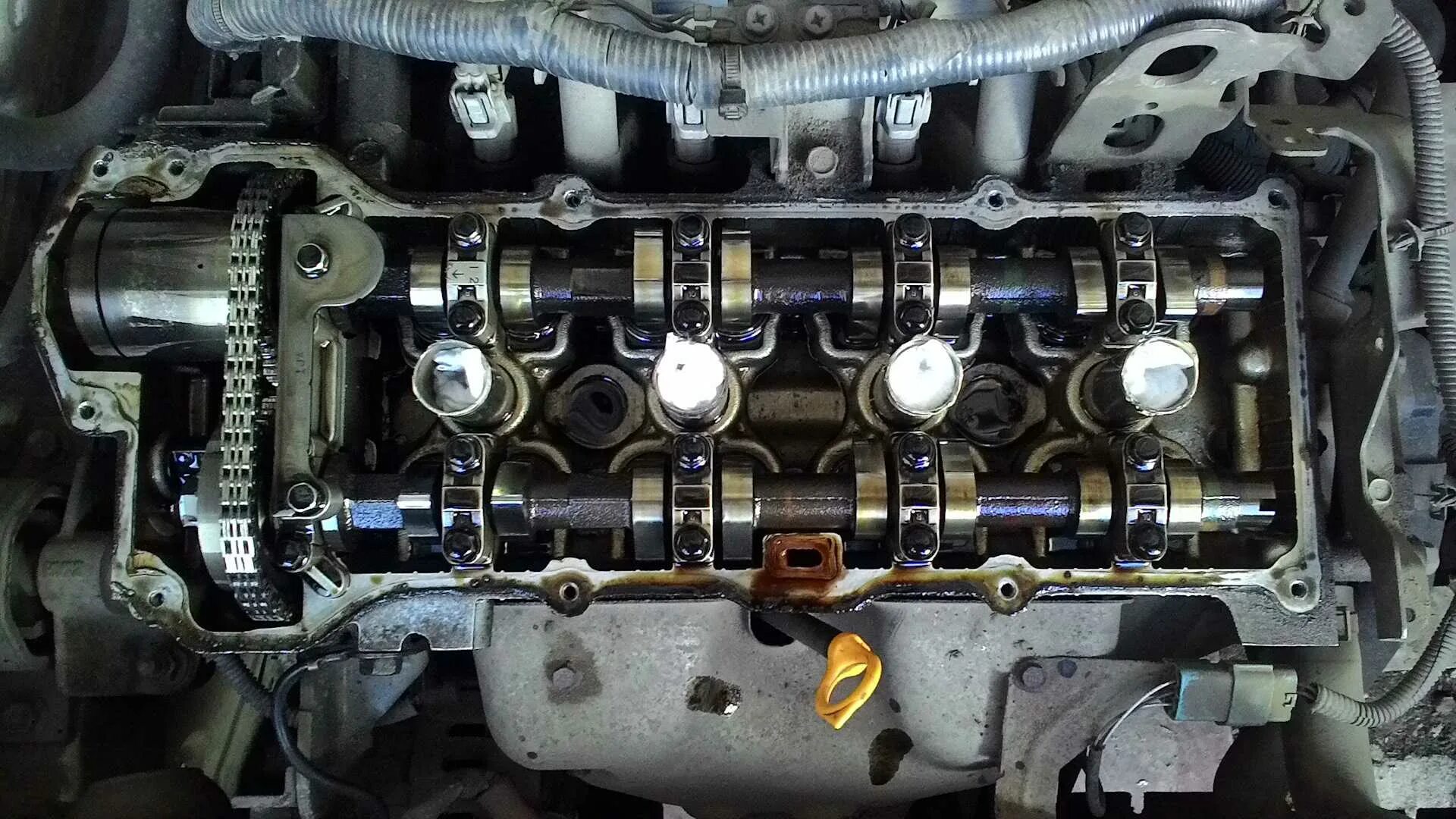 Почему на клапанной крышке масло. Клапанная крышка 1kr-fe. н57 мотор под клапанной крышкой. прокладка клапанной крышки 1kr. дизельный фольксваген масло из-под клапанной крышки.