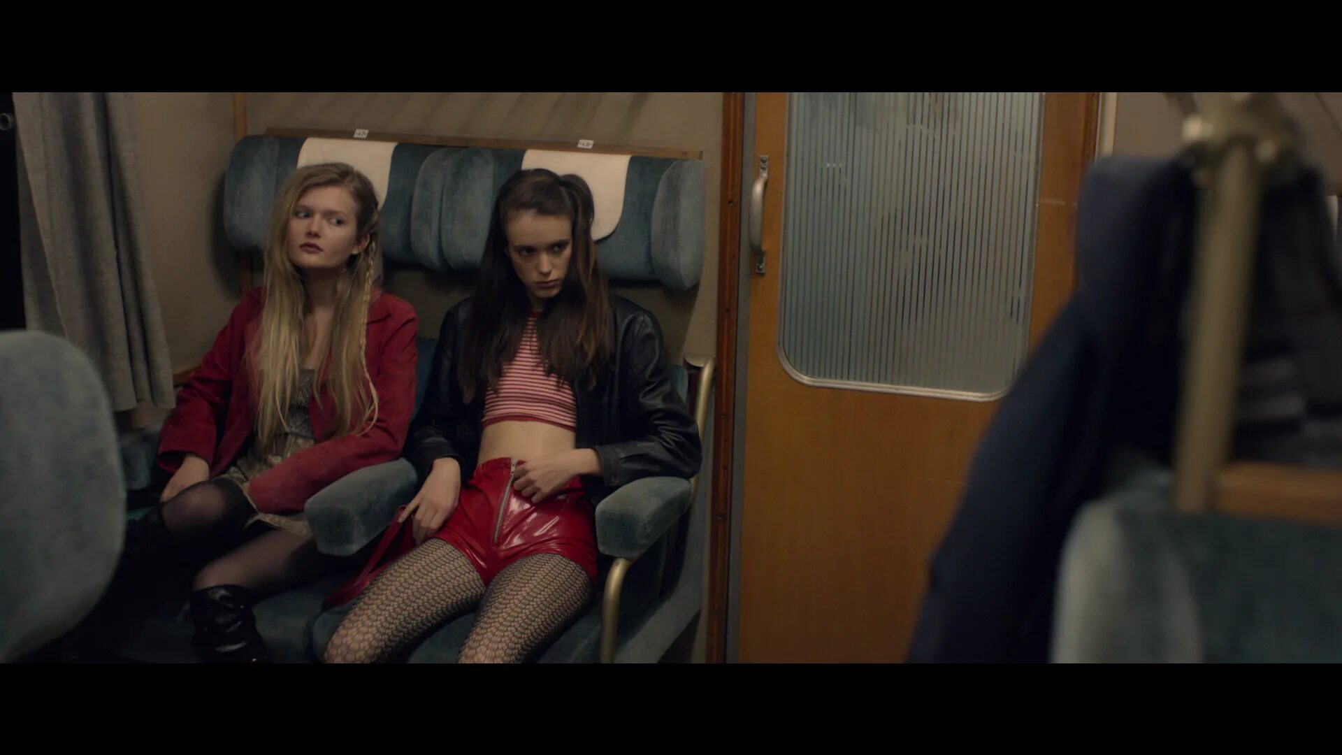 Нимфоманка спид ап. Стэйси мартин нимфомания в поезде. stacy martin в электричке. стэйси мартин сцена в поезде. нимфоманка фильм поезд.