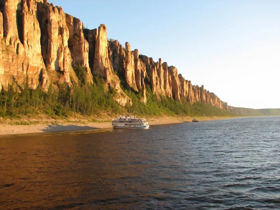 Лена самая крупнейшая река. Республика Саха Якутия река Лена. Сибирь река Лена. Долина реки Лена. Река Лена в Якутии.