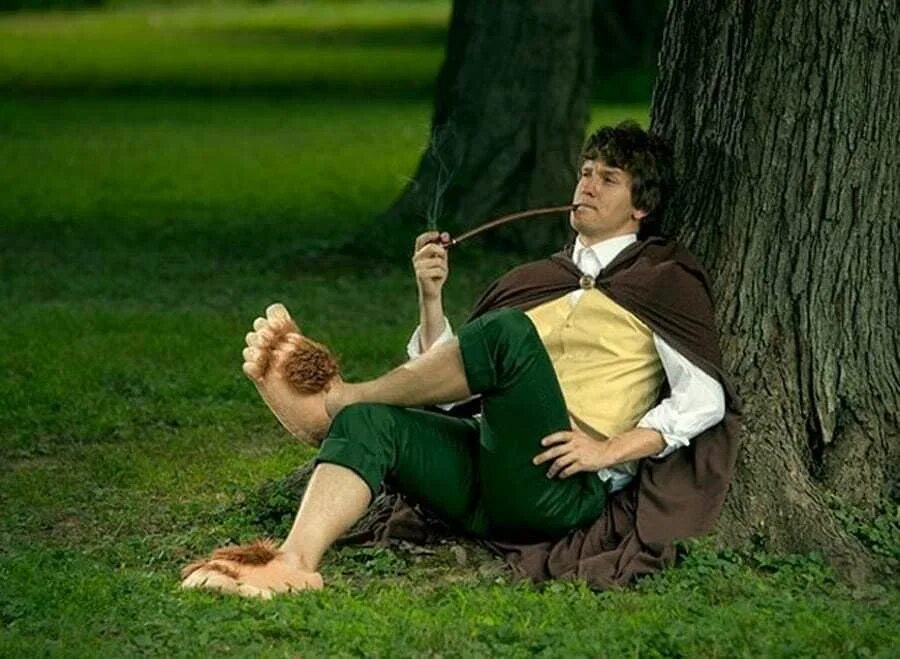 Бывать реальный. Бильбо Бэггинс ноги. Фродо Бэггинс ноги. Ноги Фродо из Властелина колец.