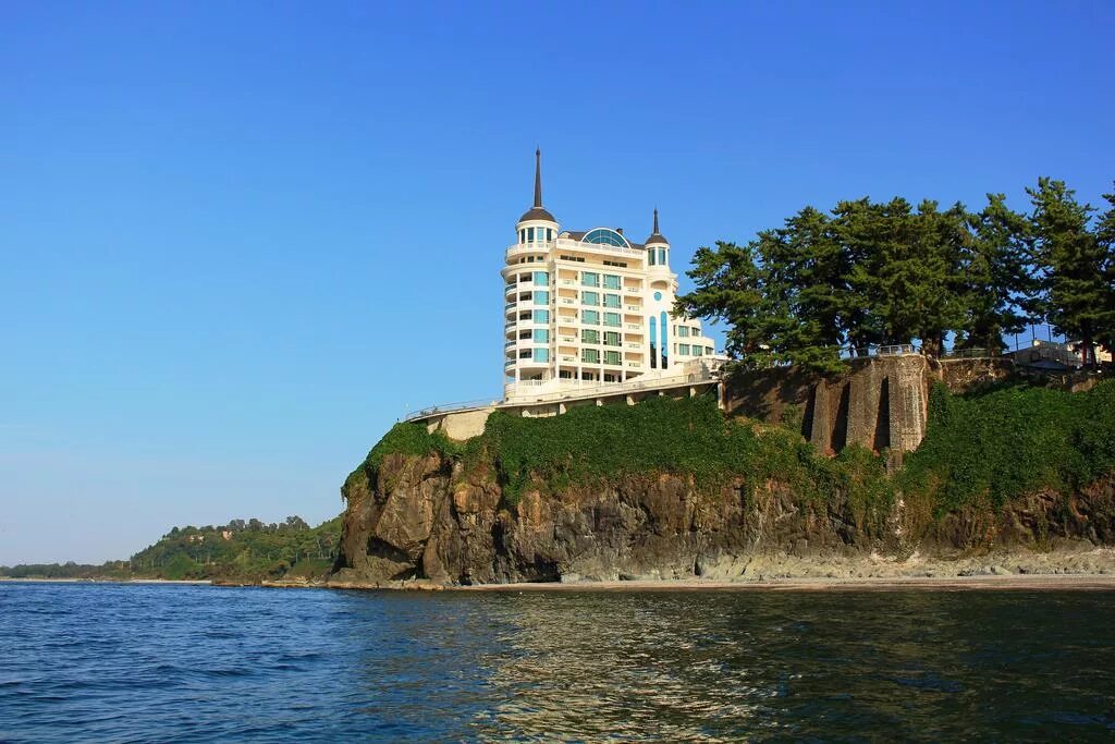 Батуми улица пиросмани. Отель аджария. Отель кастелло маре грузия. Castello mare hotel грузия. Сарпи гонио.