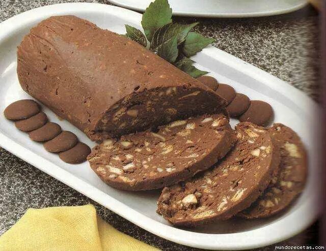 Колбаски с орехами. Шоколадная колбаса. Шоколадная колбаска. Шоколадная колбаса из печенья и какао. Сладкая колбаска из печенья и какао.