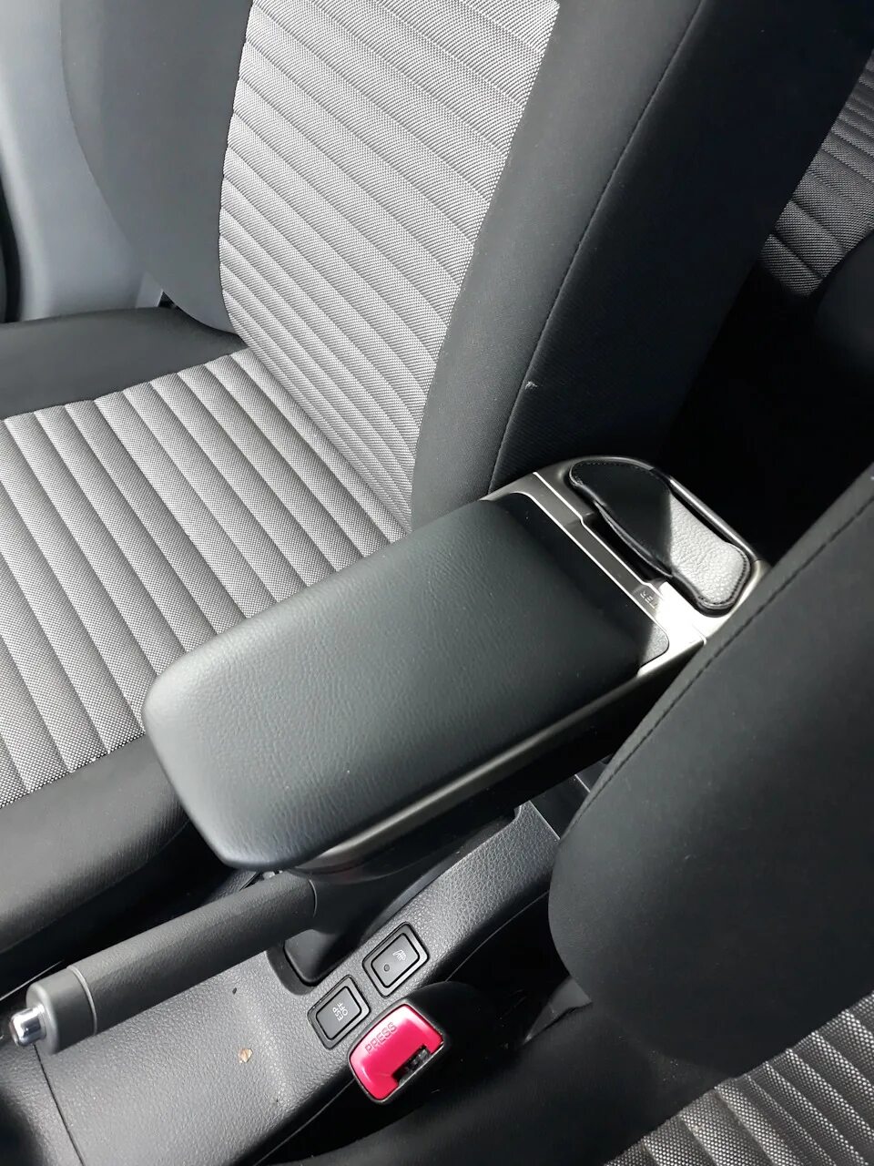 Подлокотник suzuki sx4 2011. Подлокотник suzuki sx4. Подлокотник suzuki 7585061m005pk. Подлокотник suzuki sx4. Подлокотник для suzuki sx4 2007-2013.