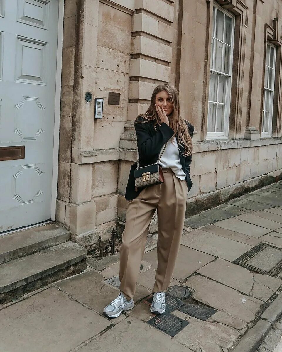 Брюки палаццо спорт шик. Брюки палаццо 2023. Стильные луки 2020 женские оверсайз. Летние женские джоггеры. Уличный стиль женский.