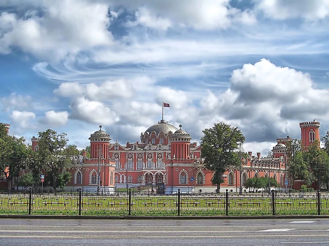 Петровский подъездной дворец в Москве. Петровский путевой дворец. Петровский замок в Москве. Петровский путевой дворец Царицыно. Петровский путевой дворец сайт