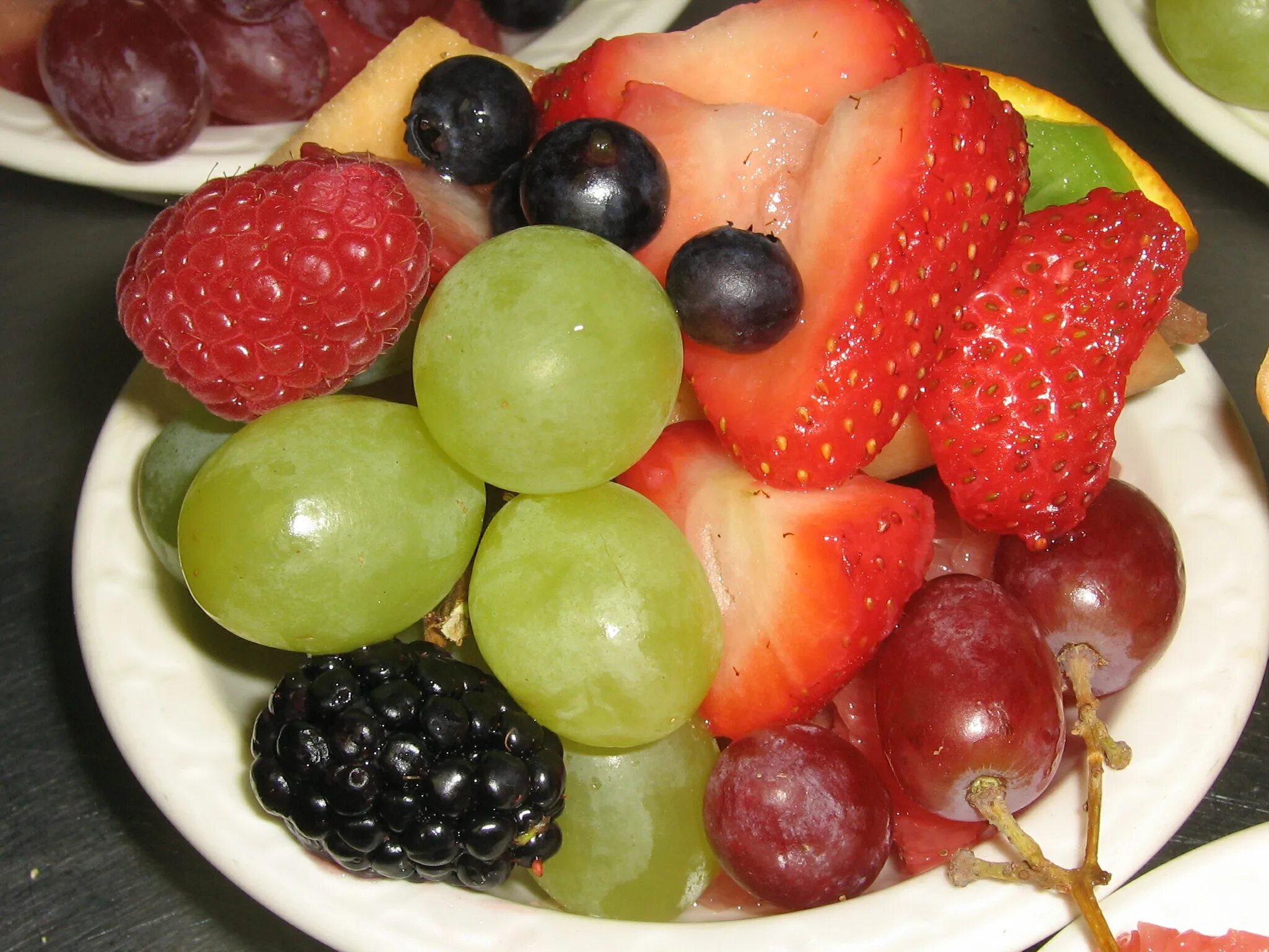 Фрукты на столе. Фрукты бананы яблоки. Домашние фрукты. Бутерброды из фруктов. Фруктовое ассорти.