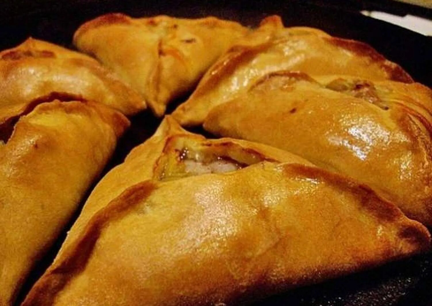 Эчпочмак с мясом на кефире. Татарское блюдо эчпочмак. эчпочмак ингредиенты. татарские пирожки эчпочмак. треугольник эчпочмак.