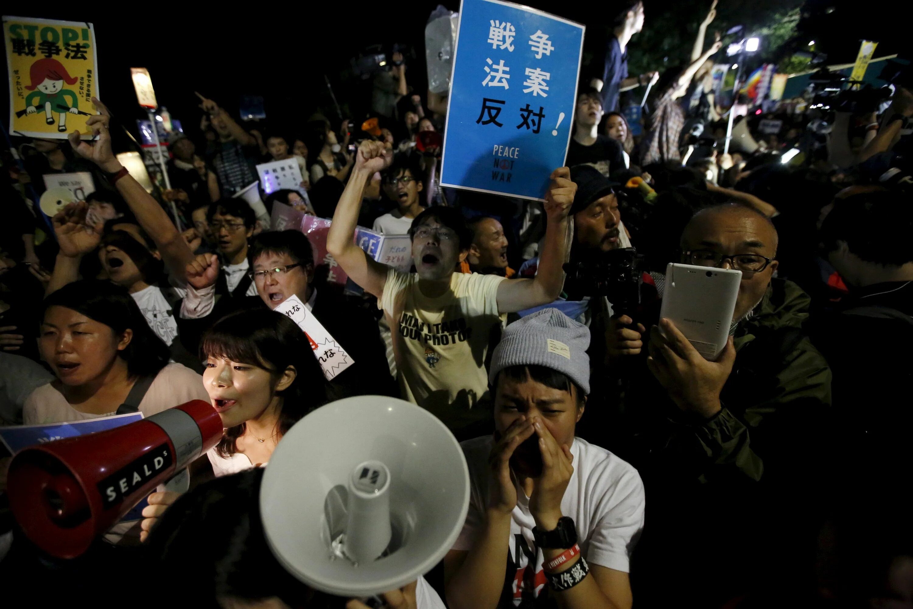 Крах японии. Экономический кризис в японии 1990. Огромный пылающий шар на небе. Юмор поддержка японии землетрясение. Люди в японии 2020.