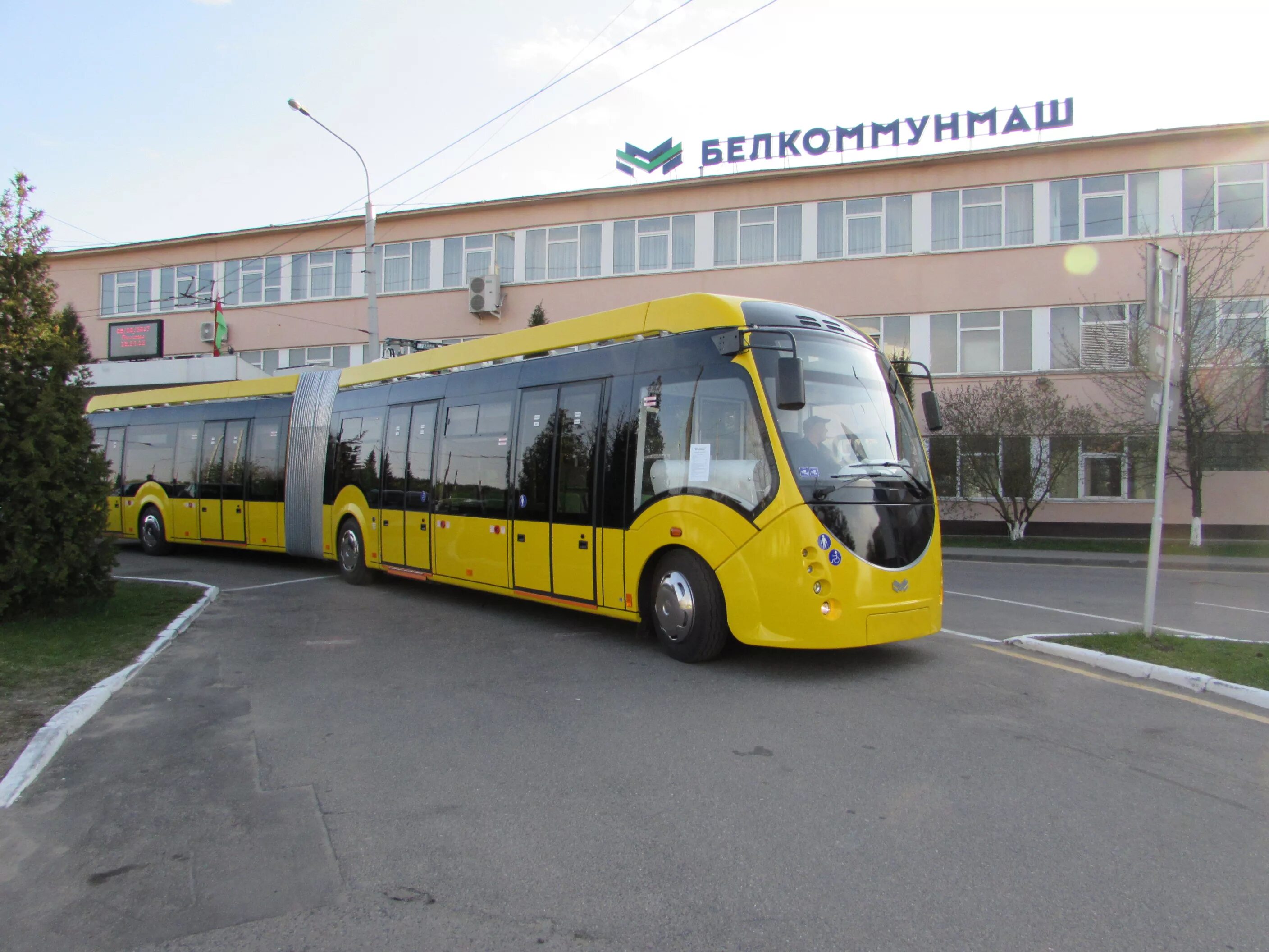 Беларусь электробус белкоммунмаш. Электробус бкм е321 ольгерд. Белорусские трамваи завода белкоммунмаш. Трамвай бкм 802. Электробус белкоммунмаш.