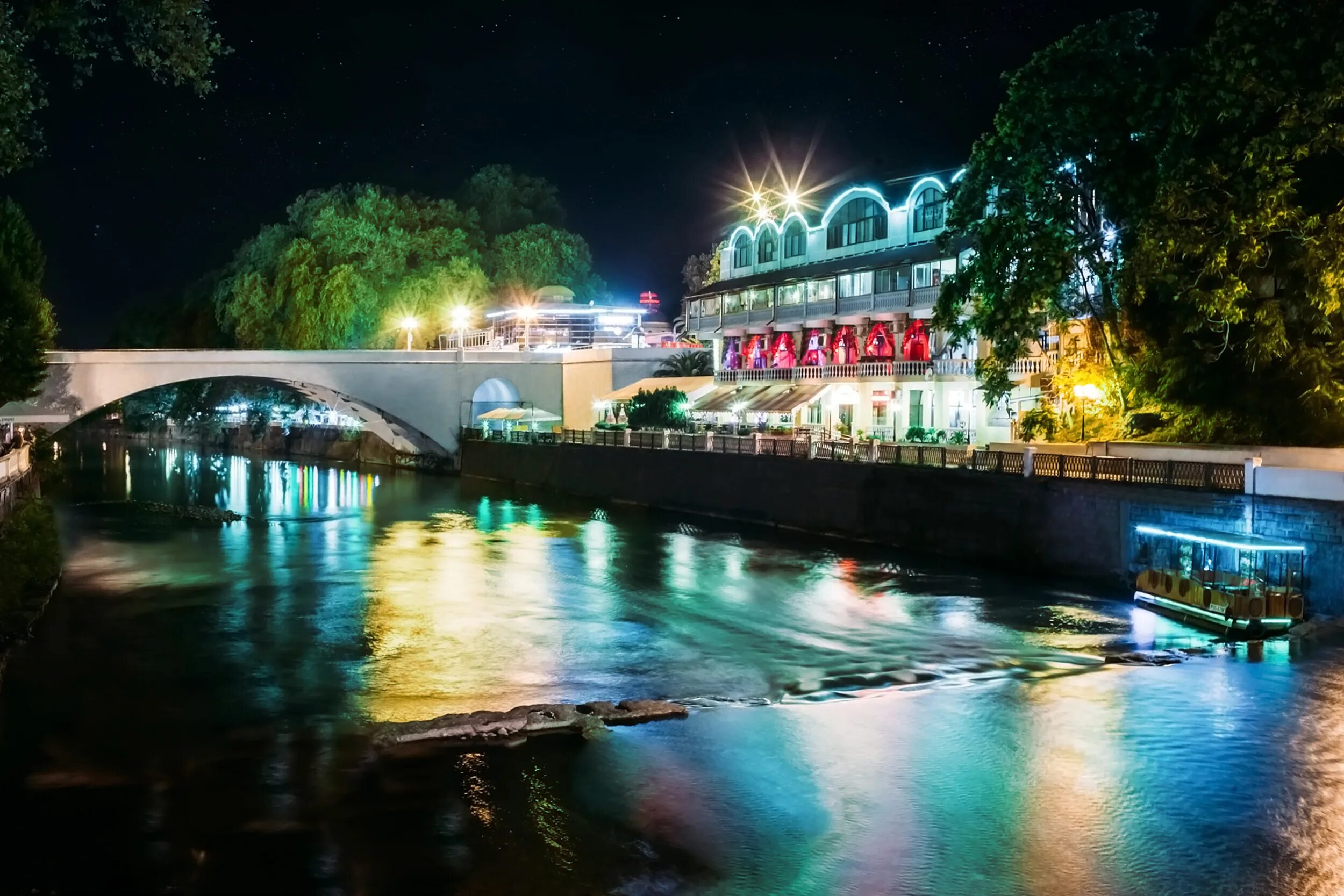 Где погулять в сочи в центре. Сити парк сочи. marins park hotel сочи фото. маринс парка отель сочи ночь. где погулять в сочи.