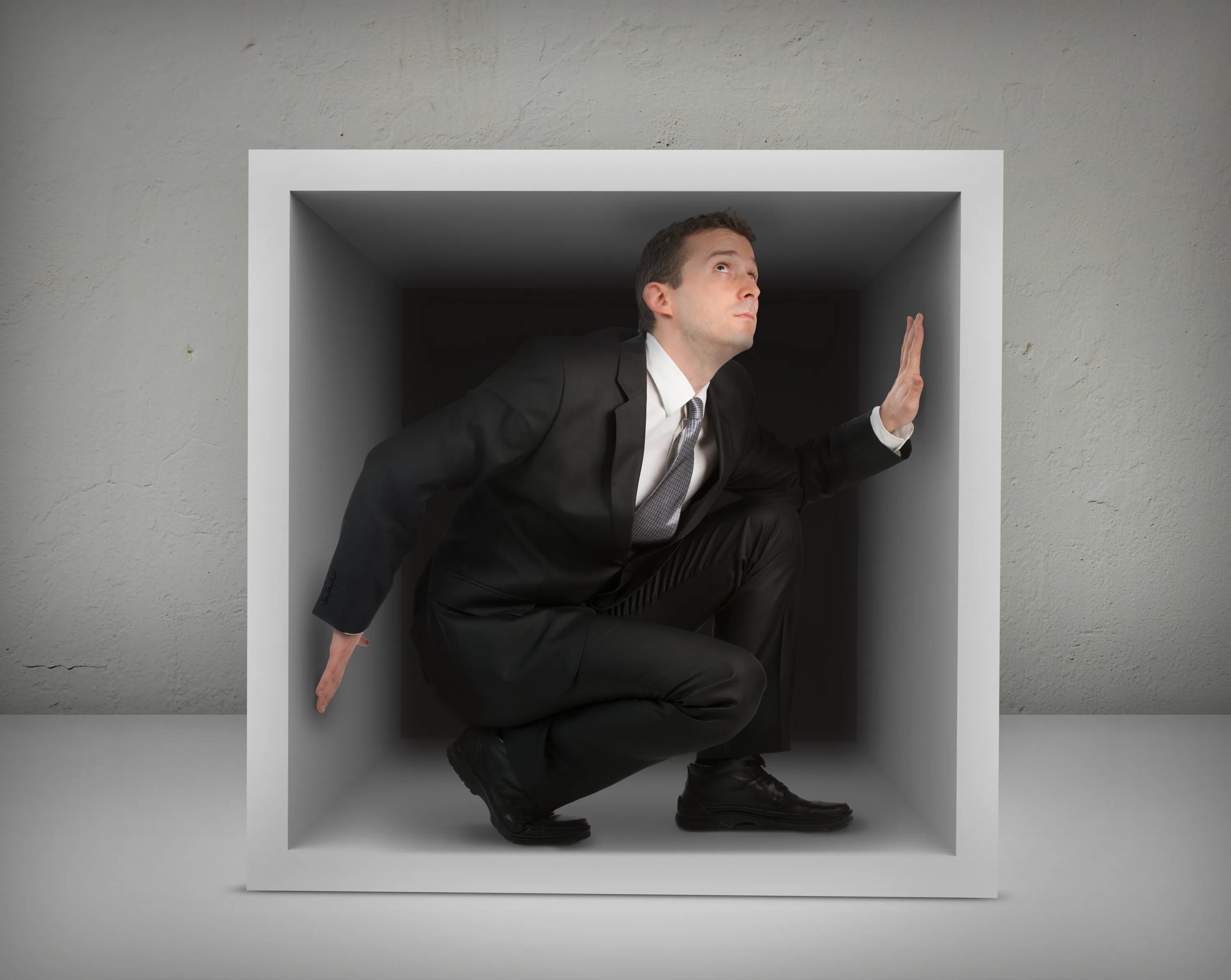 Человек в пространстве лабиринта. Боязнь замкнутых пространств. Страх замкнутого пространства. Человек в закрытом пространстве. Человек в закрытом пространстве.