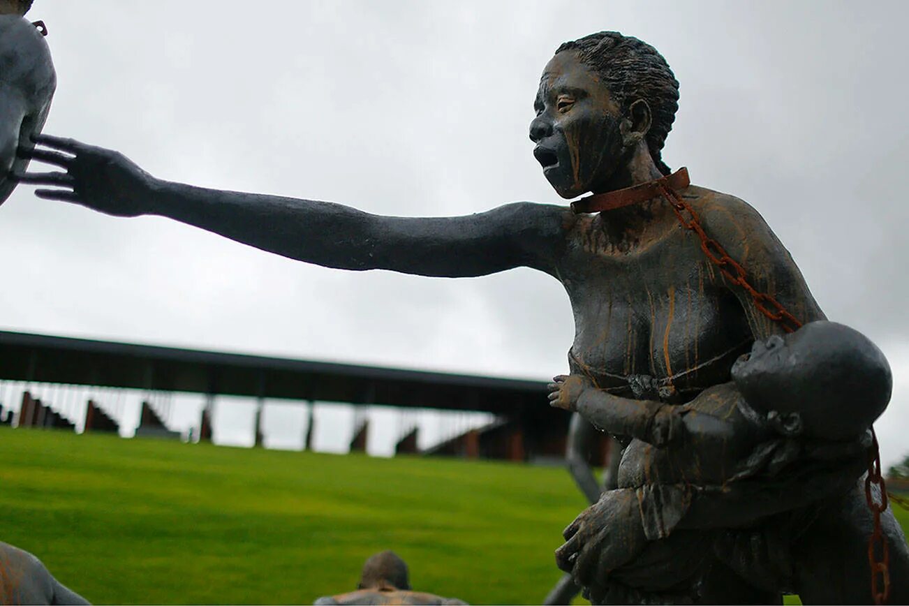 Негритянки издеваются. Музей рабства в США. Статуя негра. Африканская скульптура. Скульптура афроамериканцев.