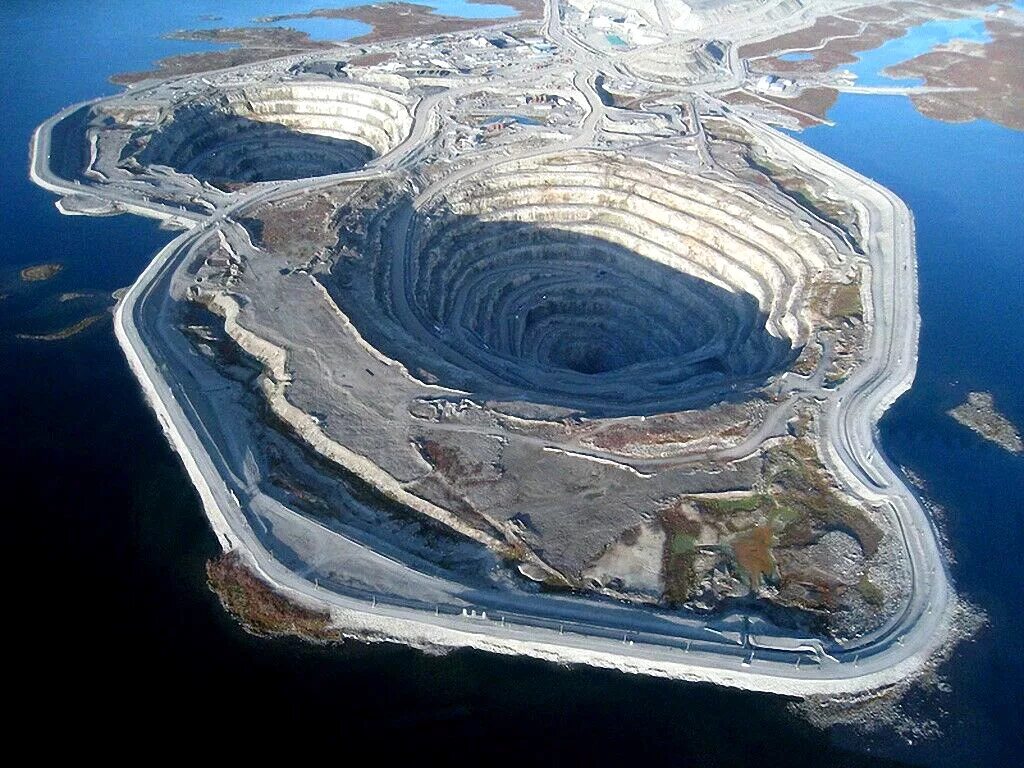 Самое большое глубокое. Алмазная шахта Диавик Канада. Карьер Дьявик Канада. Алмазный рудник Дьявик (Канада). Кимберлитовая трубка Дьявик.