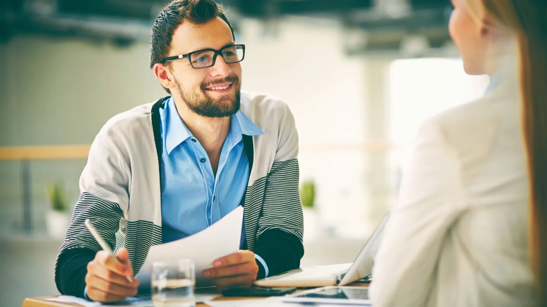 Интервьюеры 2023. Собеседование фотосток. Агентство по найму персонала. Интервью в офисе. Фотографии интервью.