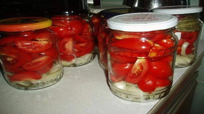 Помидоры дольками с луком. Маринованные помидоры половинками на зиму. Сладкие помидоры на зиму. Томаты в собственном соку. Помидоры с луком и гвоздикой.