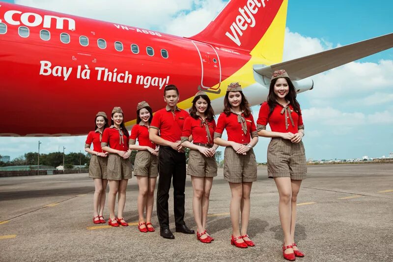 Сайт vietjet air. Вьетджетэйр. Форма Thai Vietjet Air. Vietjet Air надпись. Vietjet Air стюардессы.