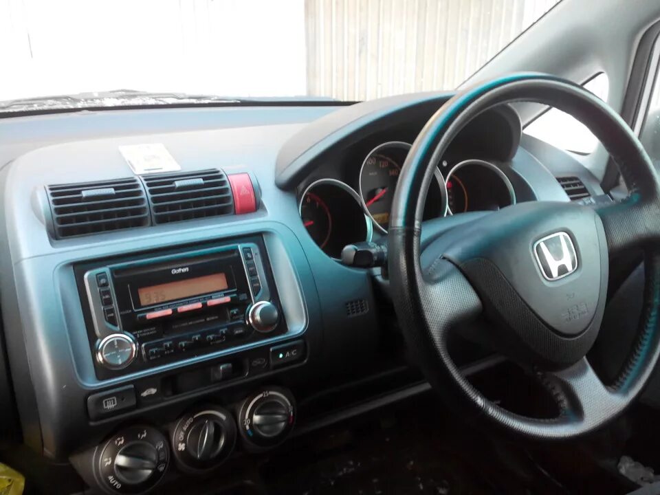 Магнитола инсайт. Магнитола Хонда фит 2002. Honda Fit 2002 магнитола. Honda Fit 2 магнитола блютуз. Honda Fit gr 2 din.