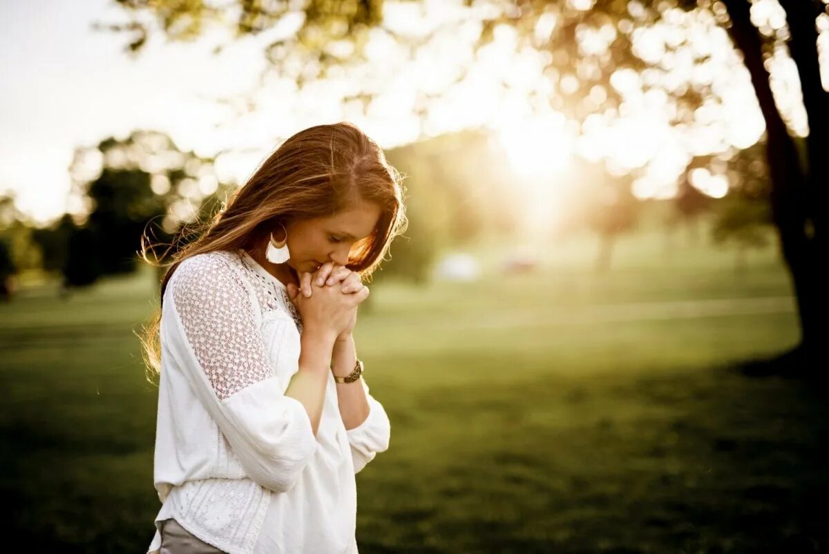 Молюсь и верю. Девушка благодарит. Человек молится на природе. Девушка молится. Человек молится.