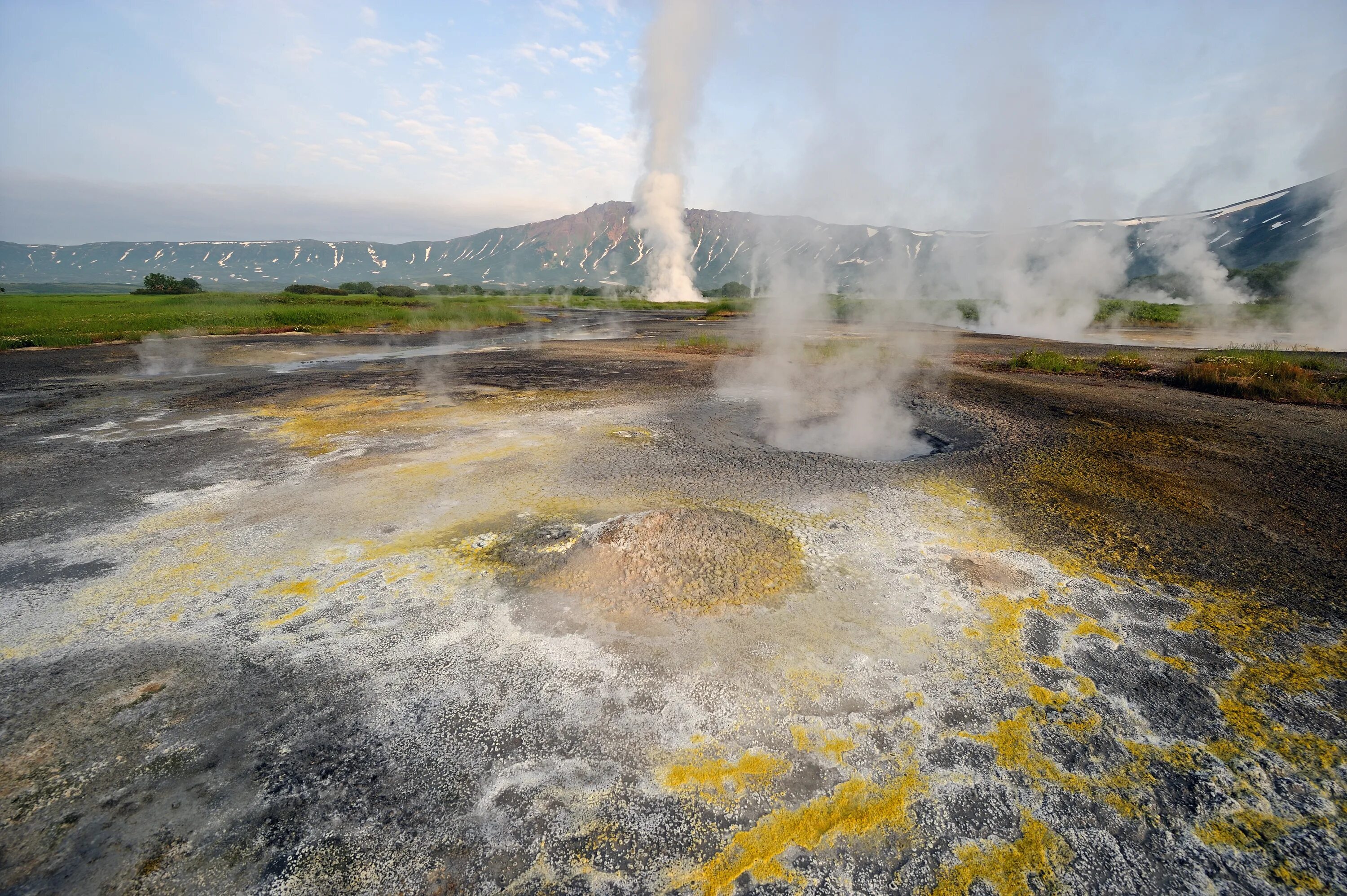 Кроноцкий заповедник вулкан узон. Гейзер в тамбовской области. Долина гейзеров и кальдера вулкана узон. Грязевые котлы в кальдере вулкана узон. Кальдера вулкана узон.