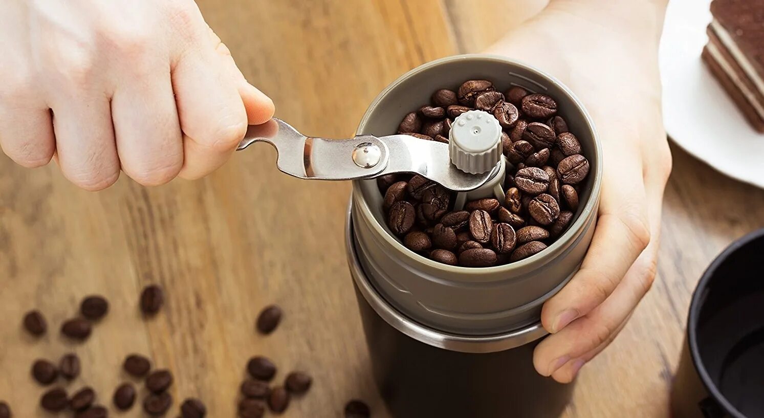 Кофе молот машина. Coffee Grinder кофемолка. Кофе гриндер кофемолка. Кофемолка ручная manual Coffee Grinder. Молоть кофе.