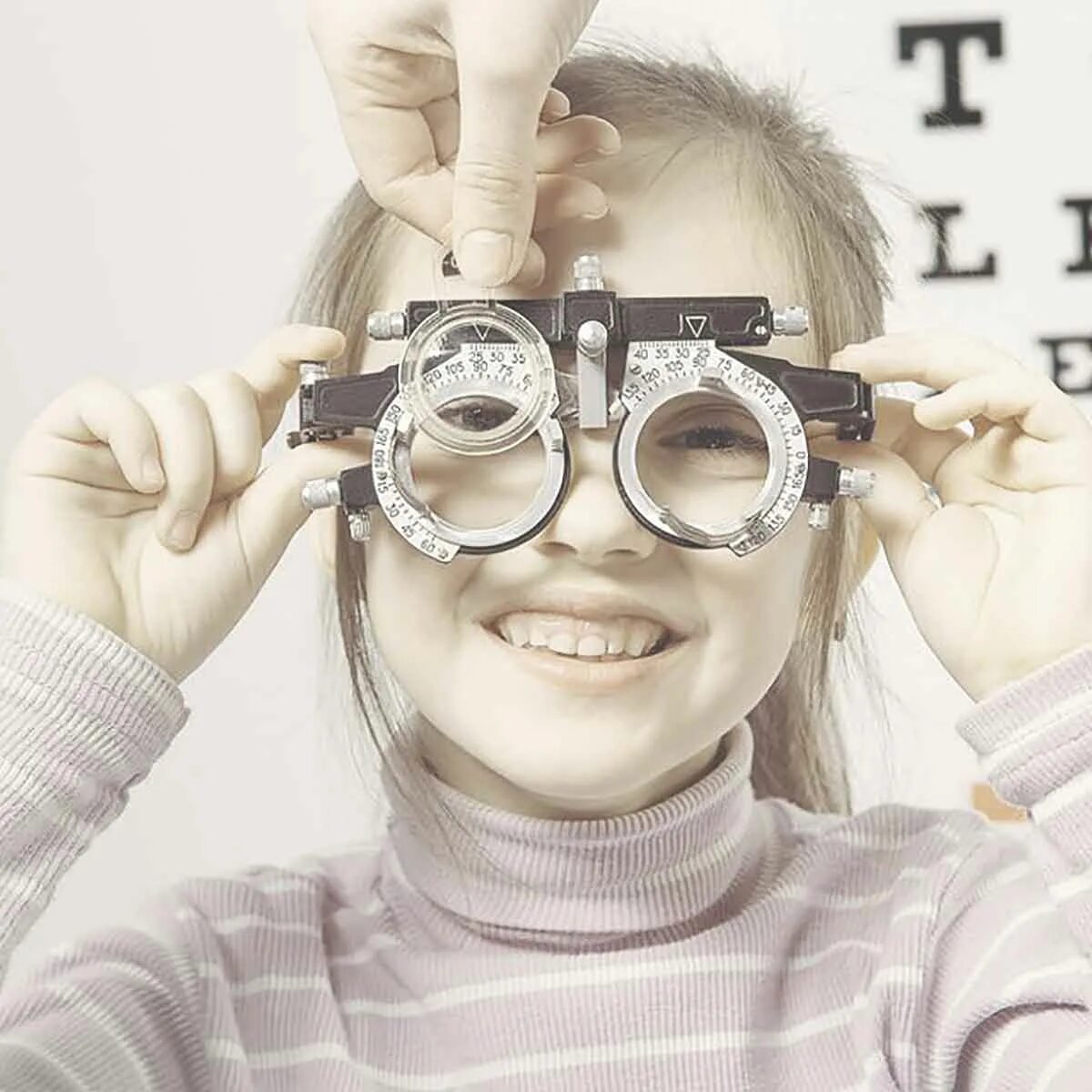 Оптика со. Нарушение зрения у школьников. Оптика со. Очки для подбора зрения. Выкладка солнцезащитных очков.