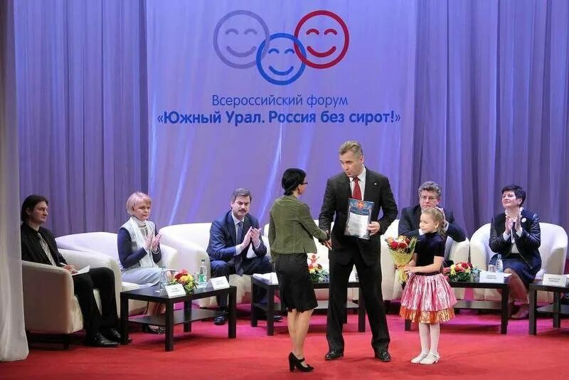 Опека база данных детей сирот приморский. Мальчик в детском доме. Страна без сирот. Край без сирот. Россия без сирот лого.