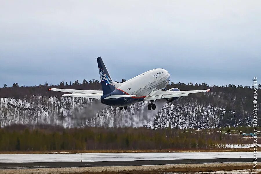 Авиарейсы из мурманска. Споттинг аэропорт Архангельск. Мурманский аэропорт. Аэропорт Мурманск Спутник. Аэропорт Мурманск вертикальное.