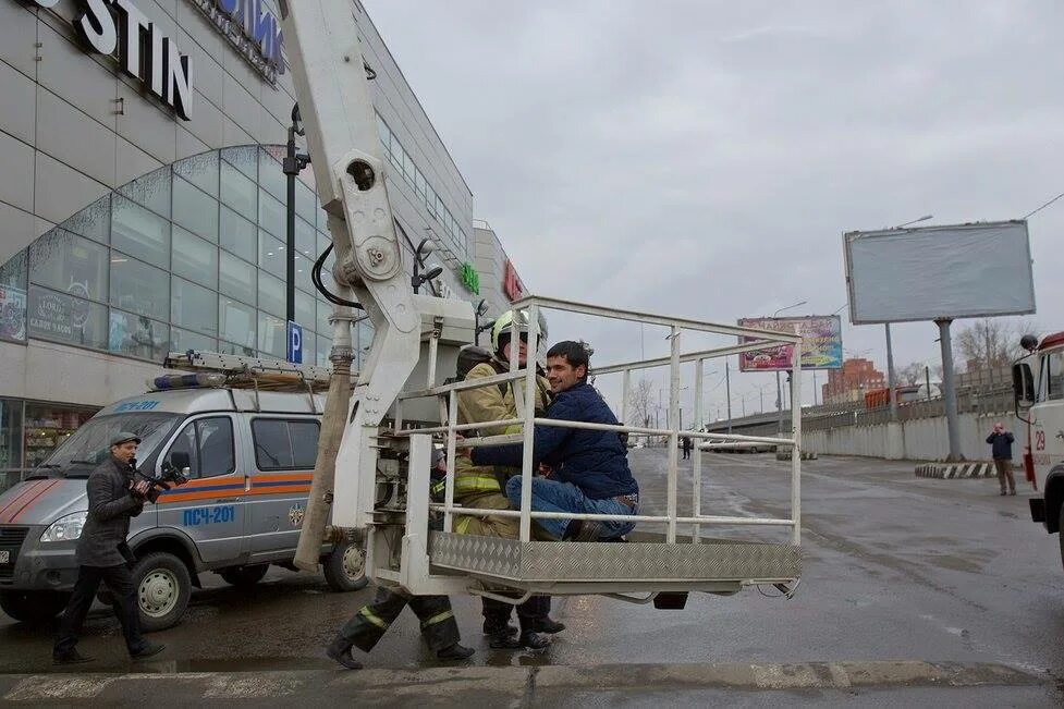 Пройти в вертикаль. Балашиха тц вертикаль пикпоц. уборщики помещений торговый центр вертикаль в балашихе.