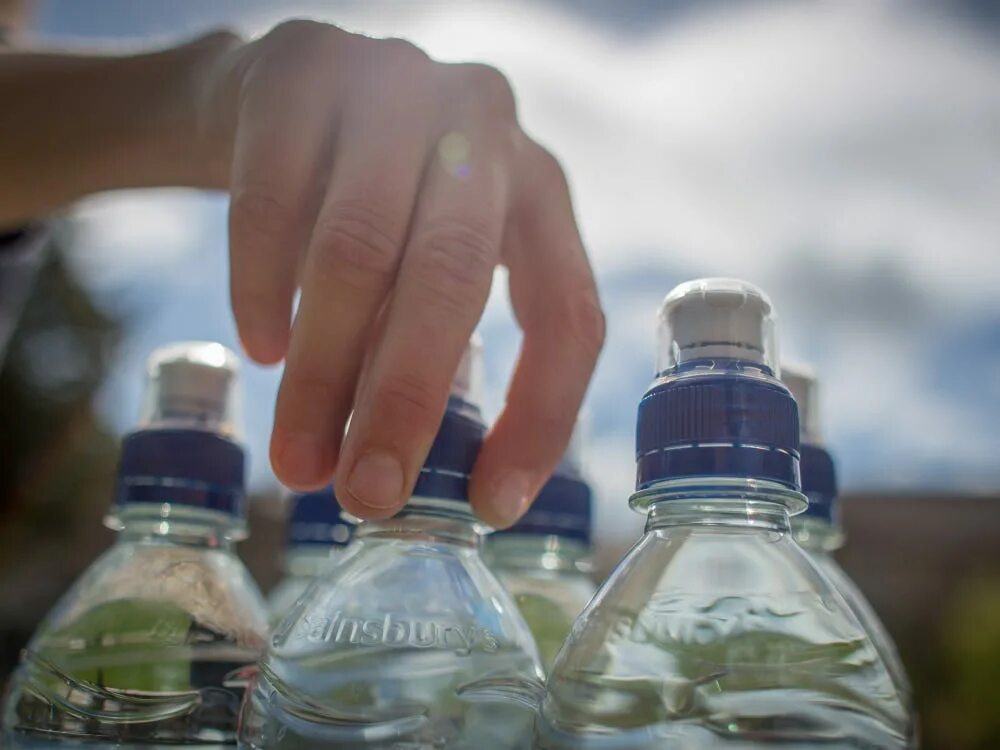 Просто бутылочки. Пластиковая бутылка для воды. Питьевая вода в бутылках. Бутилированная вода в пластиковых бутылках. Питьевые бутылочки для воды.
