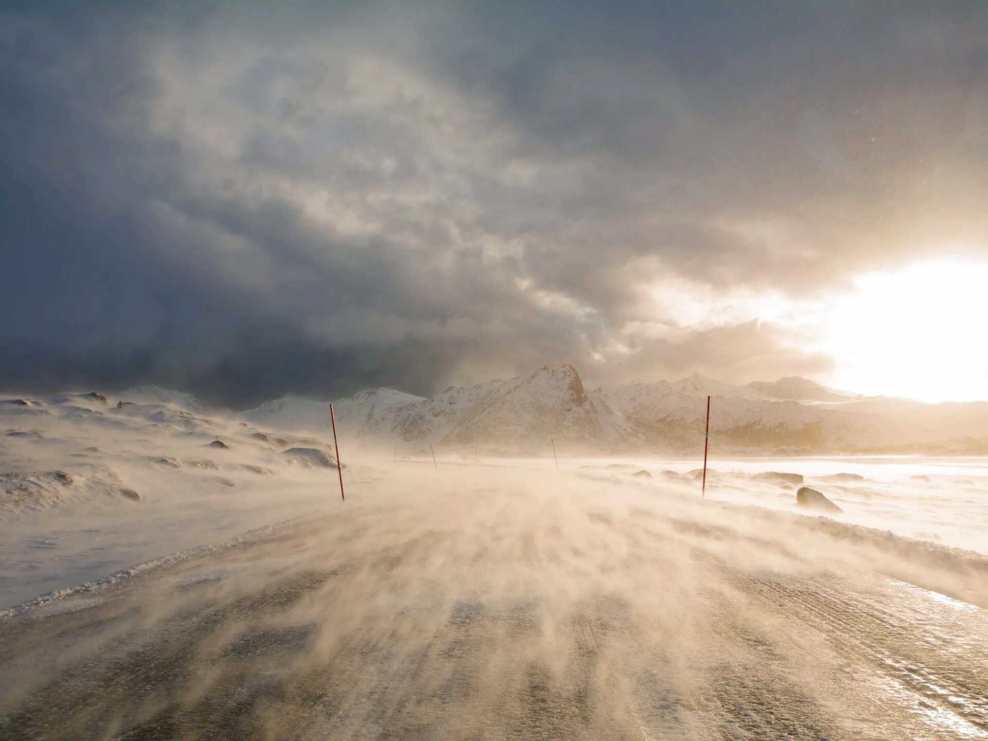 Метель на трассе. Дорога в степи зимой. Снегопад на дороге. Сильный снегопад в горах. Метель на трассе.